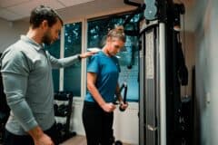 Personal trainer demonstreert oefening aan klant - Joeri Zwart